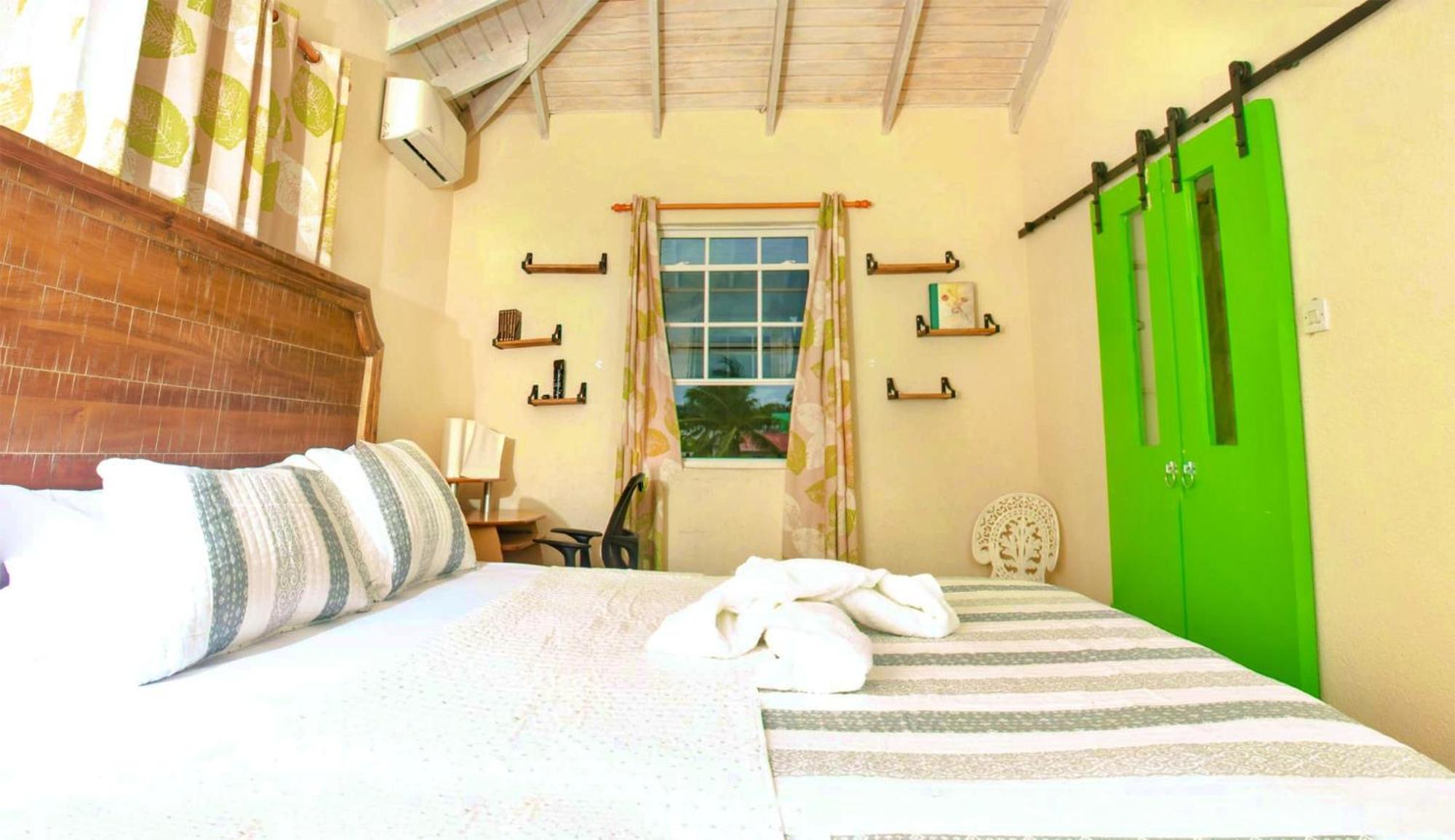 Cozy Modern Upstairs 2 Bed A/C Apt Near 2 Everything Saint Philip Ngoại thất bức ảnh