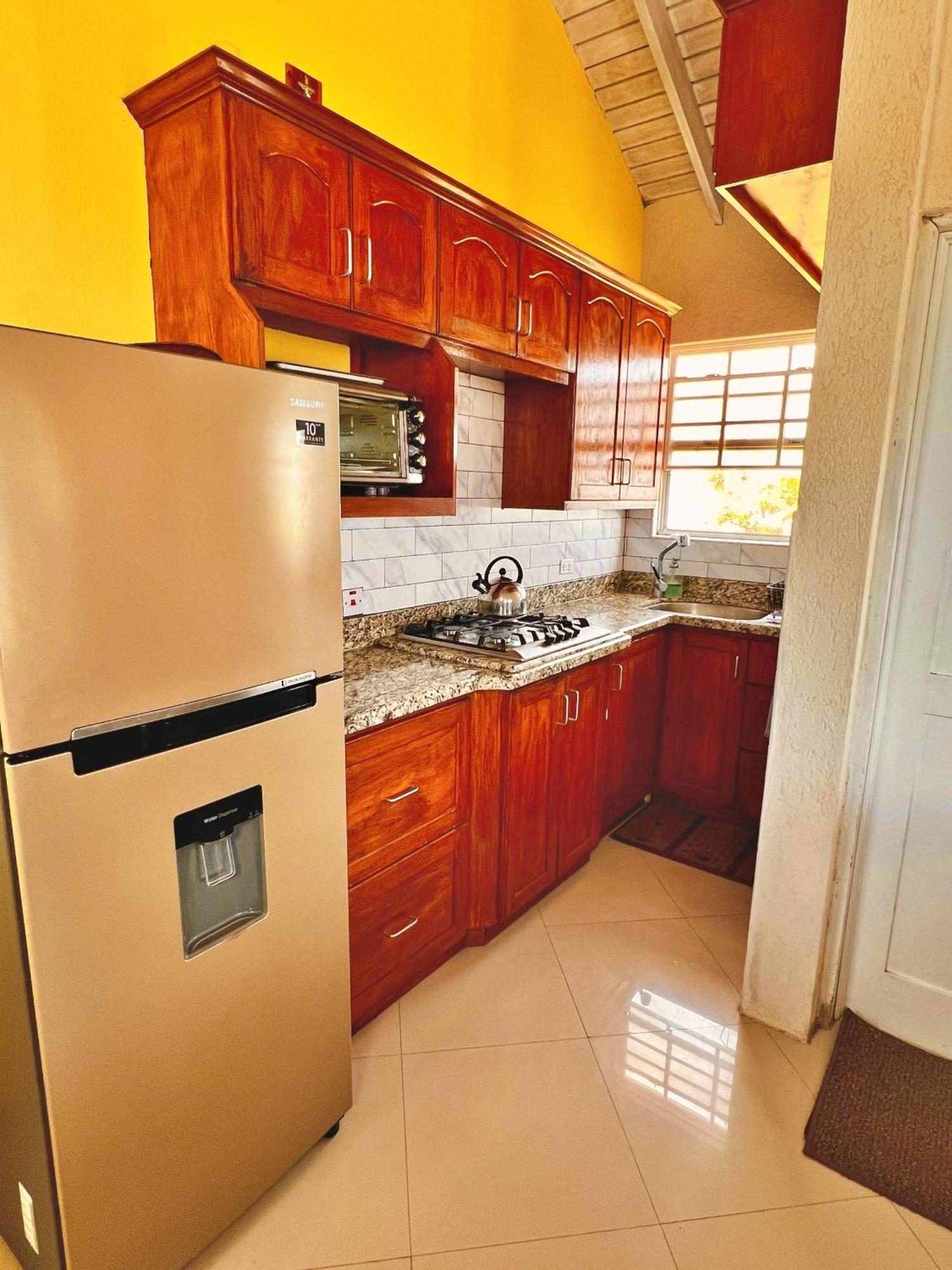 Cozy Modern Upstairs 2 Bed A/C Apt Near 2 Everything Saint Philip Ngoại thất bức ảnh